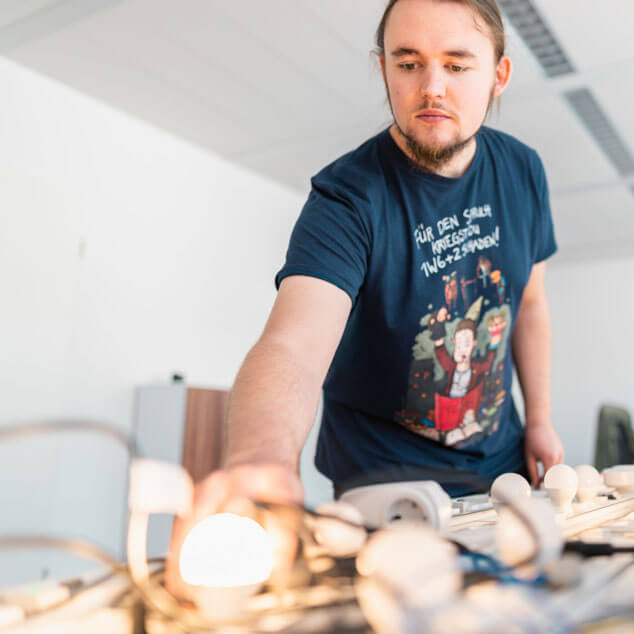 Lorent IT Mitarbeiter vor Versuchsaufbau