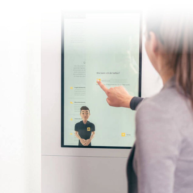 lorent-it-mitarbeiterin-lailo-touchscreen Lorent IT Mitarbeiterin nutzt Touchscreen mit Lailo